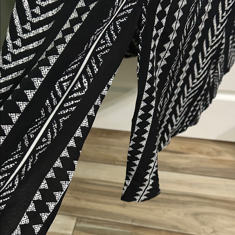 Bloomchic Elegant Black and White Patterned 👗 - Picture 10 of 12
